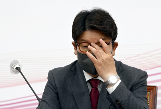 권성동 국민의힘 원내대표가 26일 오전 국회에서 열린 원내대책회의에서 발언 후 안경을 고쳐 쓰고 있다.<국회사진기자단·연합뉴스>